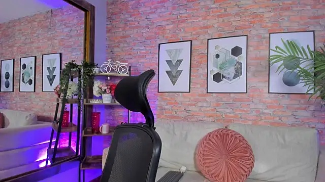 Snapshot of Lucia_Brown_ chatting on 8, 10, 2025 Lucia Brown online show from 8, 10, 2025