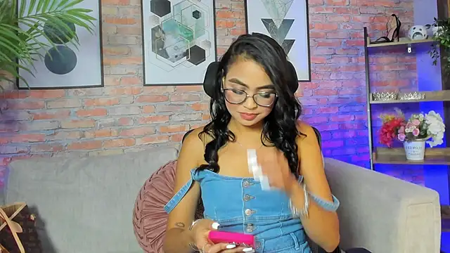 Snapshot of Lucia_Brown_ chatting on 20, 9, 2025 Lucia Brown online show from 20, 9, 2025