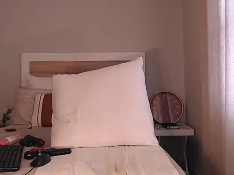 Bee Bella1 online show from 15, 11, 2025