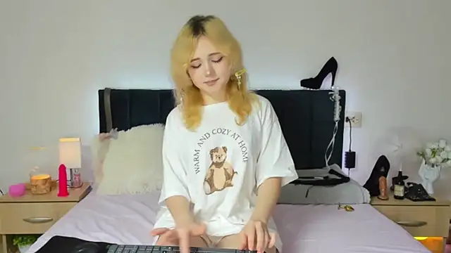 EmilyAngells online show from 12, 11, 2025