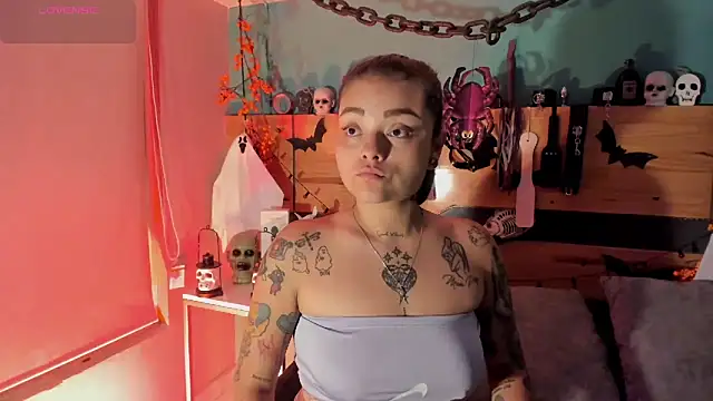 ChloeAllennn online show from 28, 10, 2025