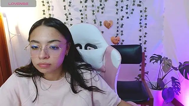 Snapshot of hellokitty__valery chatting on 6, 7, 2026 hellokitty valery online show from 6, 7, 2026