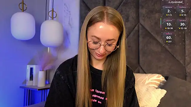 VictoriaLights online show from 5, 3, 2026