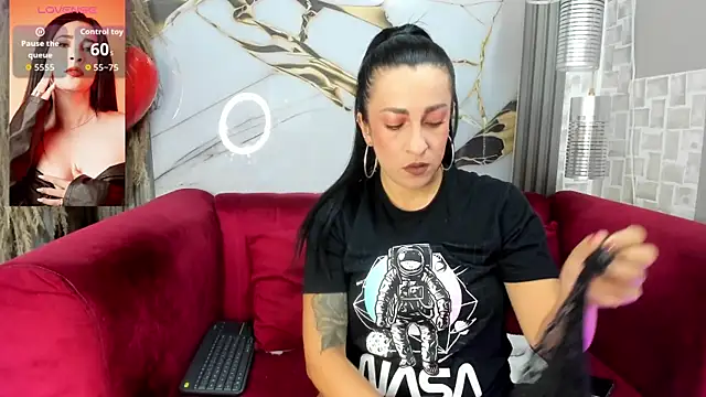 Bella williamss  online show from 11, 4, 2026