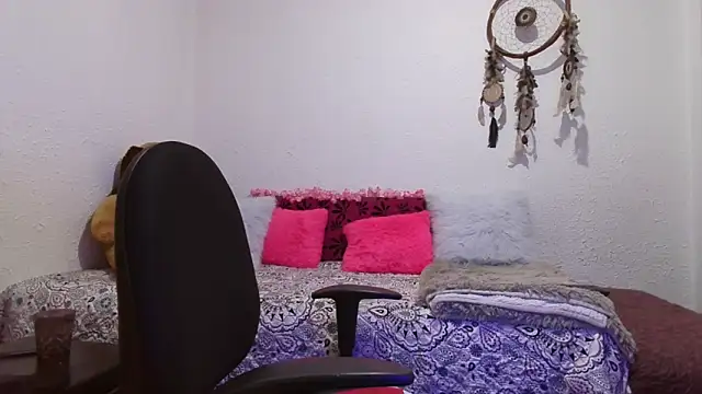 Victoria Lover online show from 5, 10, 2025