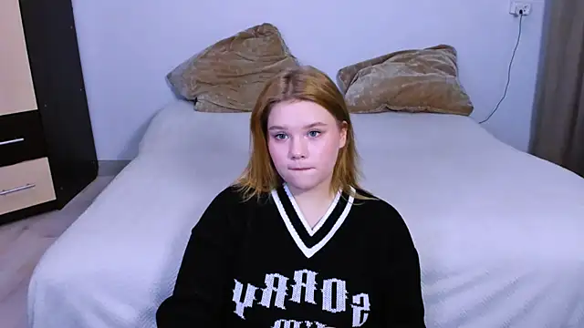 Snapshot of LaseyMoon chatting on 4, 10, 2025 LaseyMoon online show from 4, 10, 2025