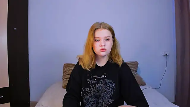 Snapshot of LaseyMoon chatting on 12, 10, 2025 LaseyMoon online show from 12, 10, 2025