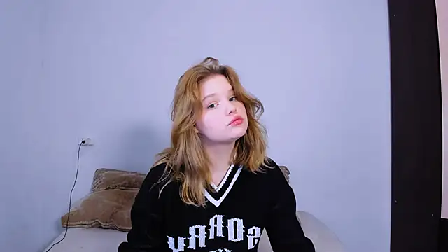 Snapshot of LaseyMoon chatting on 15, 10, 2025 LaseyMoon online show from 15, 10, 2025