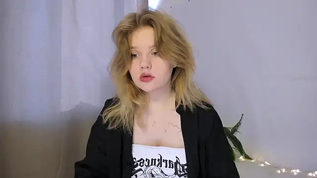 Snapshot of LaseyMoon chatting on 11, 3, 2025 LaseyMoon online show from 11, 3, 2025