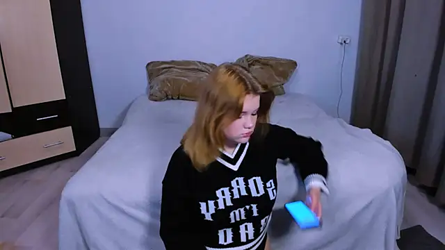 Snapshot of LaseyMoon chatting on 7, 10, 2025 LaseyMoon online show from 7, 10, 2025