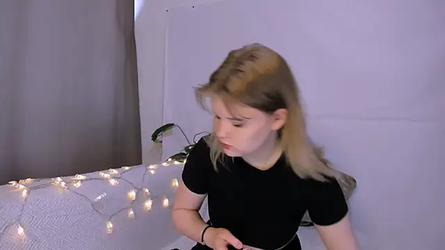 Snapshot of LaseyMoon chatting on 12, 3, 2025 LaseyMoon online show from 12, 3, 2025