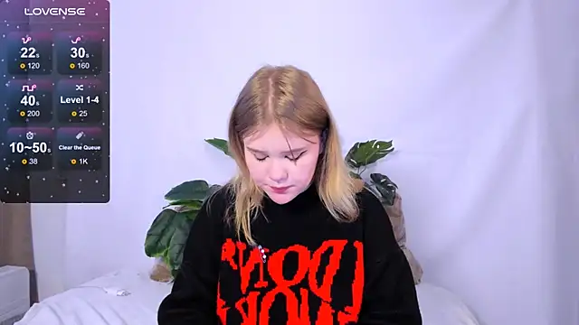 Snapshot of LaseyMoon chatting on 4, 3, 2025 LaseyMoon online show from 4, 3, 2025