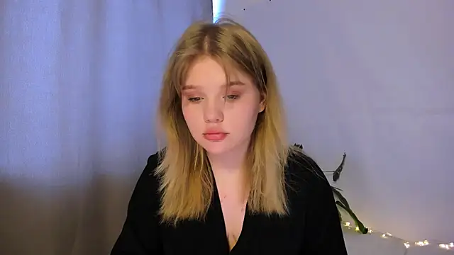 Snapshot of LaseyMoon chatting on 10, 3, 2025 LaseyMoon online show from 10, 3, 2025