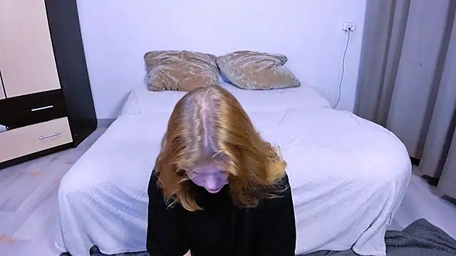 Snapshot of LaseyMoon chatting on 8, 10, 2025 LaseyMoon online show from 8, 10, 2025