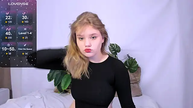 Snapshot of LaseyMoon chatting on 5, 3, 2025 LaseyMoon online show from 5, 3, 2025