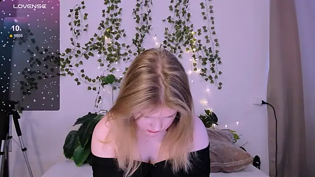 Snapshot of LaseyMoon chatting on 13, 3, 2025 LaseyMoon online show from 13, 3, 2025