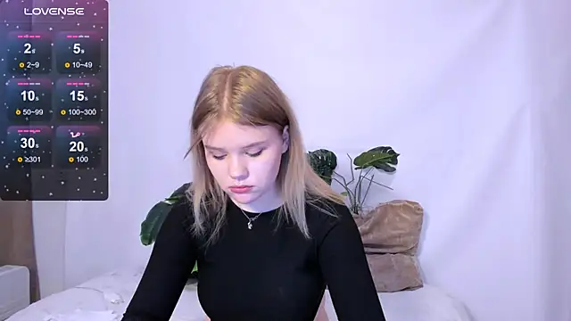 Snapshot of LaseyMoon chatting on 5, 3, 2025 LaseyMoon online show from 5, 3, 2025