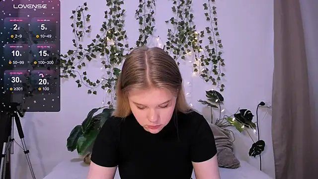 Snapshot of LaseyMoon chatting on 12, 3, 2025 LaseyMoon online show from 12, 3, 2025