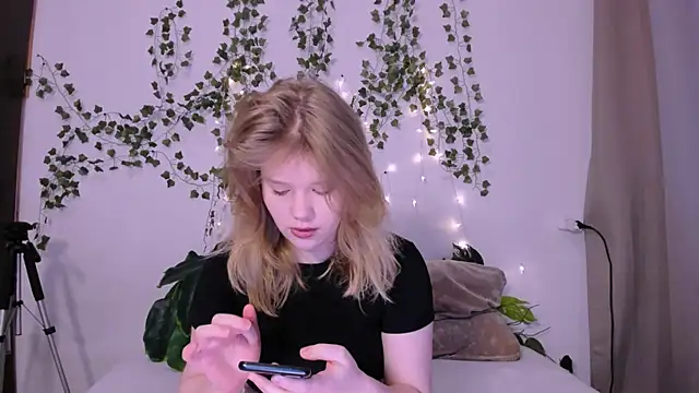 Snapshot of LaseyMoon chatting on 14, 3, 2025 LaseyMoon online show from 14, 3, 2025