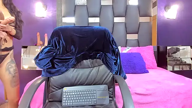 EMYCLARK01 online show from 6, 5, 2026