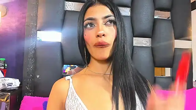 EMYCLARK01 online show from 18, 9, 2025