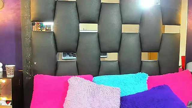 EMYCLARK01 online show from 13, 9, 2025