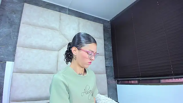 Snapshot of Vaiolett_Smith chatting on 13, 4, 2026 Vaiolett Smith online show from 13, 4, 2026