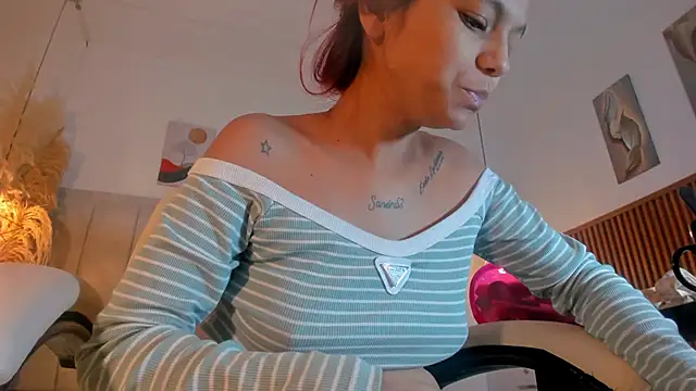 Snapshot of gime_lara chatting on 22, 4, 2026 gime lara online show from 22, 4, 2026