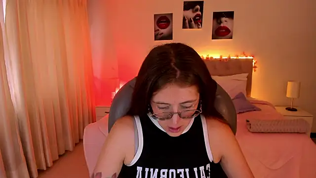 Emily Warren  online show from 28, 10, 2025