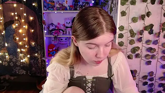 Strawberry juli online show from 18, 3, 2025