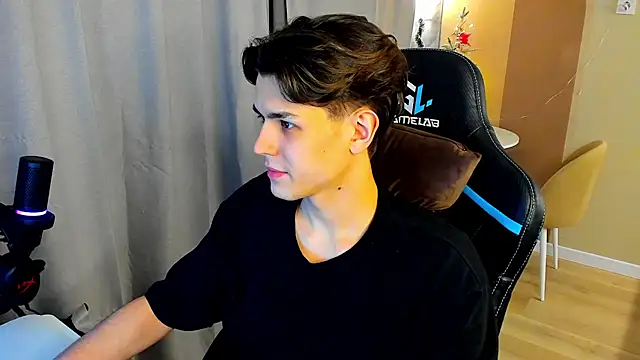 Snapshot of TravisRevas chatting on 16, 12, 2025 TravisRevas online show from 16, 12, 2025