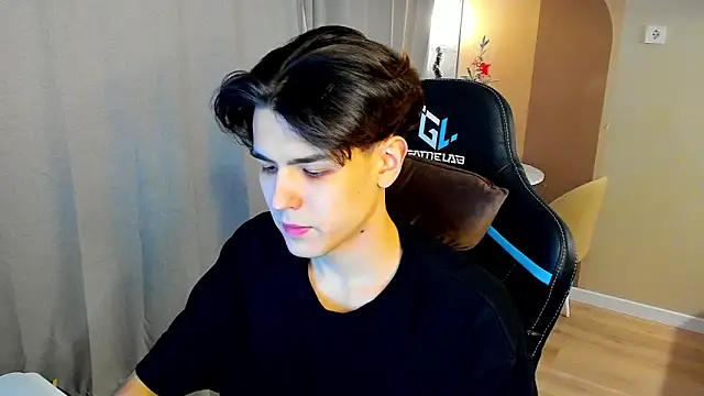 Snapshot of TravisRevas chatting on 19, 12, 2025 TravisRevas online show from 19, 12, 2025