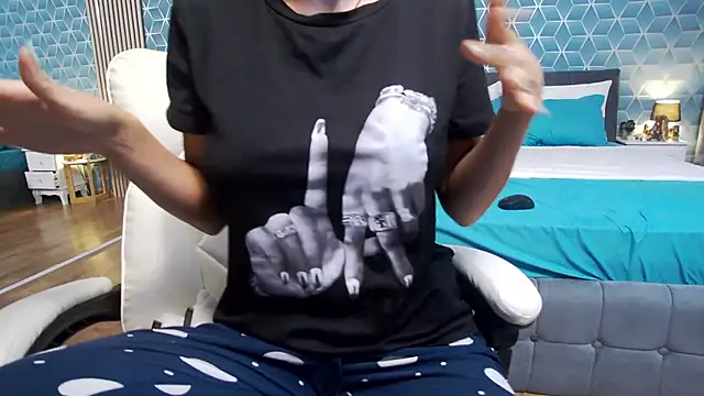 zoeylarkens online show from 3, 10, 2025