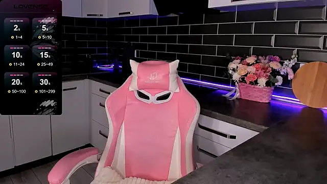 EmmaVictori1 online show from 18, 11, 2025