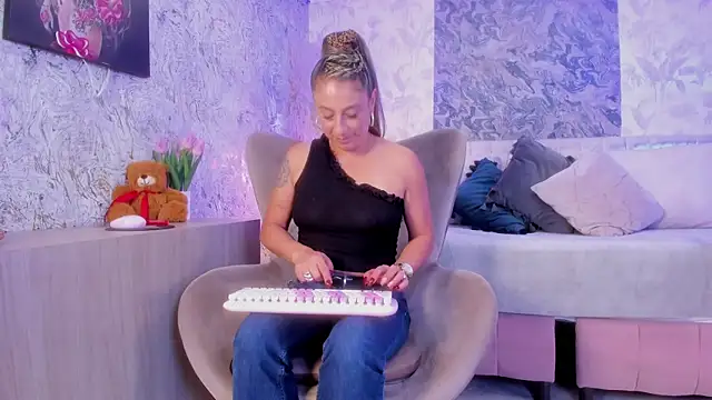 Liannaa  online show from 18, 9, 2025