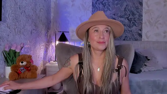 Liannaa  online show from 17, 10, 2025