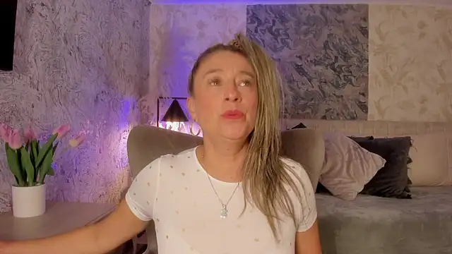 Liannaa  online show from 10, 10, 2025