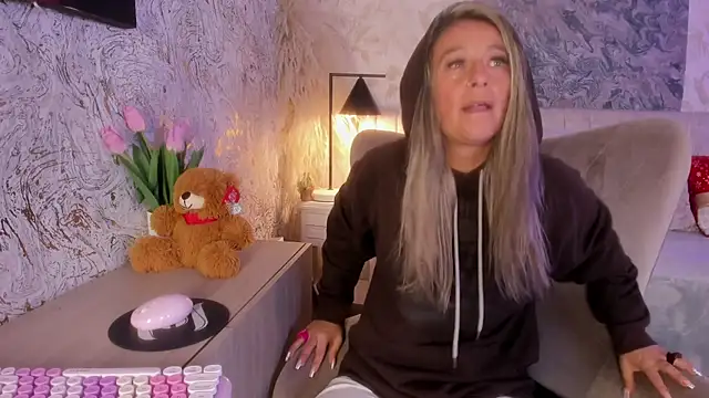 Liannaa  online show from 21, 12, 2025