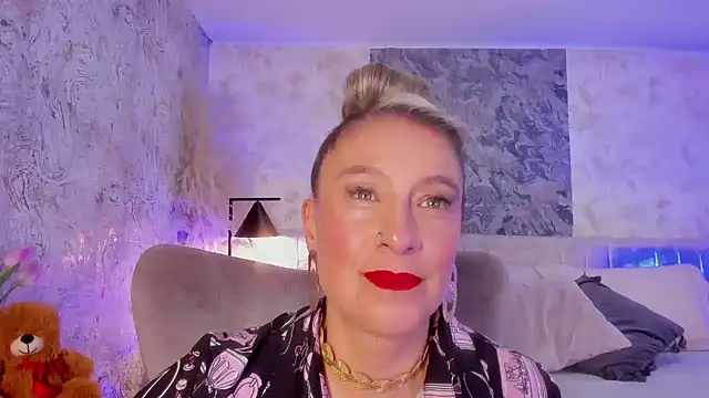 Liannaa  online show from 25, 9, 2025