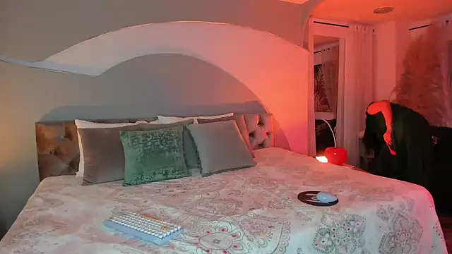 Elizabeth clark  online show from 2, 10, 2025