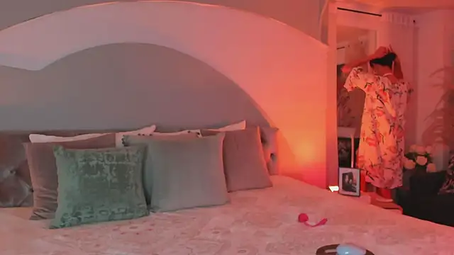 Elizabeth clark  online show from 24, 10, 2025