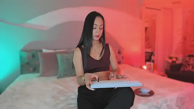 Elizabeth clark  online show from 25, 10, 2025