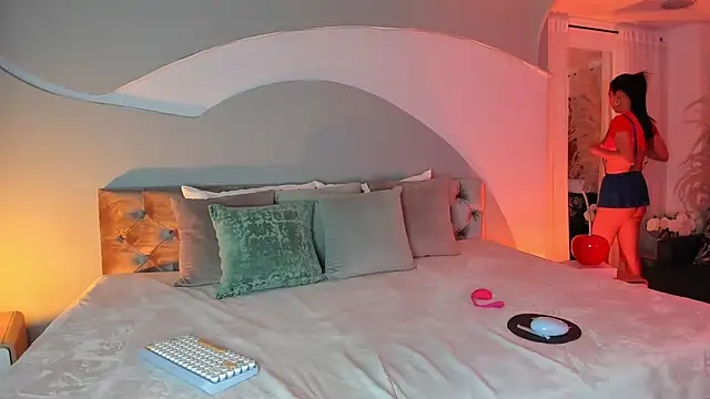 Elizabeth clark  online show from 16, 10, 2025