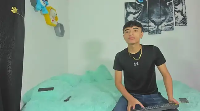 Maxxi hot23 online show from 9, 3, 2025