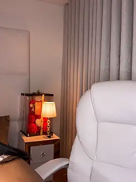 Amylewisq online show from 5, 3, 2025