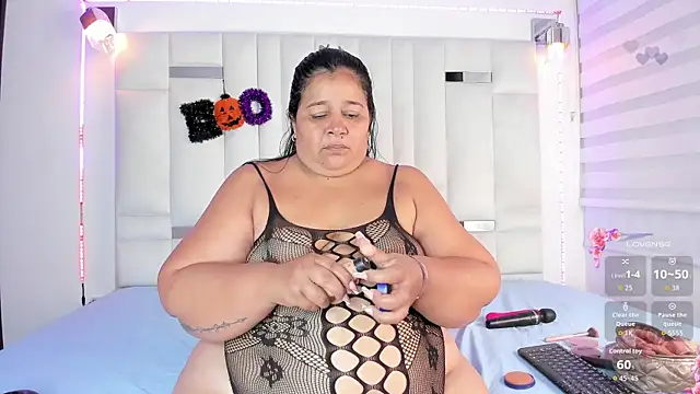 Snapshot of LunaaSweett chatting on 29, 10, 2025 LunaaSweett online show from 29, 10, 2025