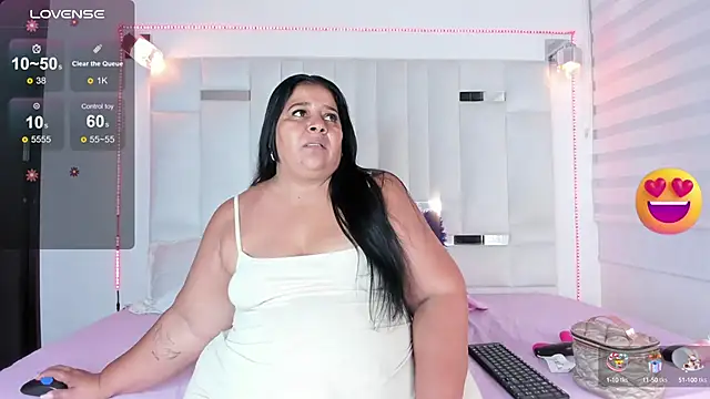 Snapshot of LunaaSweett chatting on 13, 9, 2025 LunaaSweett online show from 13, 9, 2025