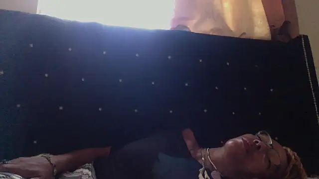 Snapshot of Ladyzee25 chatting on 21, 10, 2025 Ladyzee25 online show from 21, 10, 2025