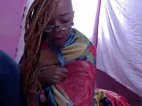 Snapshot of Ladyzee25 chatting on 2, 2, 2026 Ladyzee25 online show from 2, 2, 2026