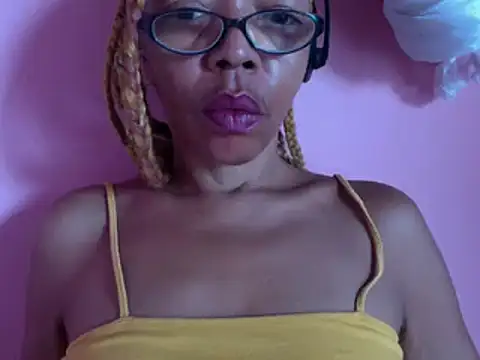 Snapshot of Ladyzee25 chatting on 18, 12, 2025 Ladyzee25 online show from 18, 12, 2025
